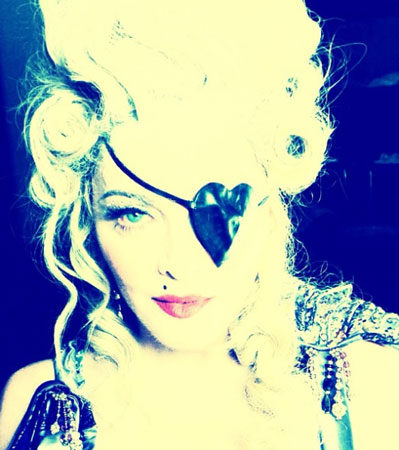 Madonna na Instagram profil postavlja sliku svog 55 rođendana i to obučena u stilu Marie Antoinette.