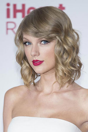  Taylor Swift – Kovrdžava bob frizura