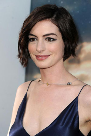  Anne Hathaway – Kratka bob frizura sa prirodnom teksturom