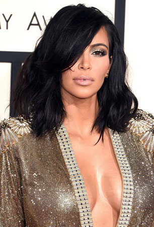  Kim Kardashian – Razbarušeni lob i naglašene konture lice