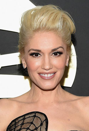  Gwen Stefani – Podignuta kosa i blaga šminka