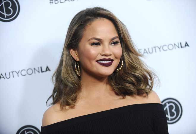 Chrissy Teigen i nova duža bob ili lob frizura