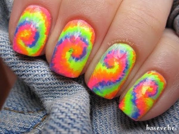 ideje za letnji manikir- tie dye