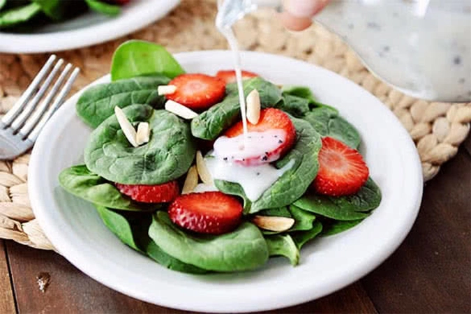 prolecne salate od spanaca i jagoda